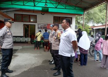 Polres Tebingtinggi Lakukan Pengamanan Penyaluran Beras  di Kantor Pos Jalan Sutomo Tebingtinggi.
