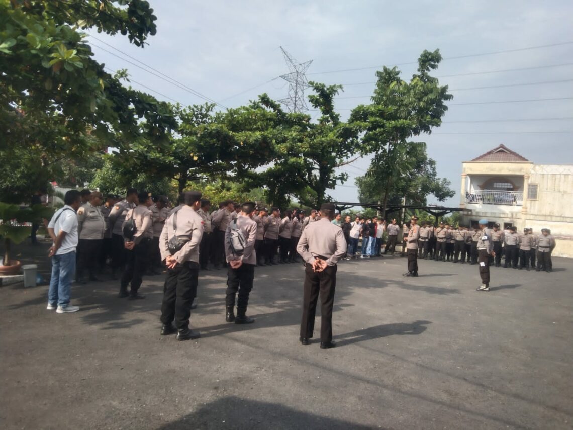 Polres Simalungun Gelar Pengamanan Ketat Aksi Unjuk Rasa Aliansi Gerakan Masyarakat Tutup TPL di Pengadilan Negeri Simalungun.