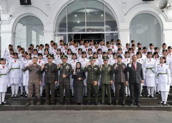 Wali Kota dr. Susanti Kukuhkan 60 Pelajar Anggota Paskibraka Tingkat Kota Pematangsiantar Tahun 2024 HUT Ke - 79 Kemerdekaan Republik Indonesia.