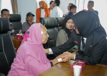 Wali Kota Pematangsiantar dr. Susanti Serahkan SK Kepada Penerima Bantuan Rehabilitasi Rumah Tidak Layak Huni TA 2024.