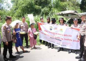 Polwan Polres Simalungun Gelar Bakti Sosial & Religi Dalam Peringatan Hari Jadi ke - 76 Dengan Membagikan Makan Siang Gratis.