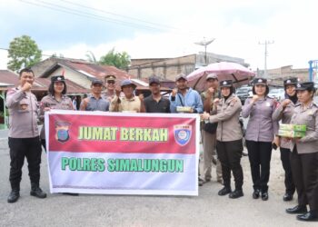Polres Simalungun Gelar Kegiatan Jumat Berkah, Bagikan Makan Siang Gratis Kepada Masyarakat & Jemaat Sholat Jumat.