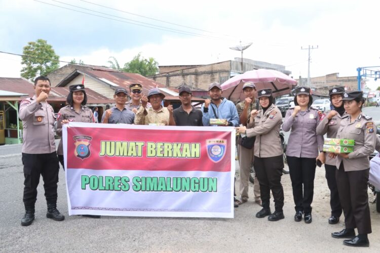 Polres Simalungun Gelar Kegiatan Jumat Berkah, Bagikan Makan Siang Gratis Kepada Masyarakat & Jemaat Sholat Jumat.