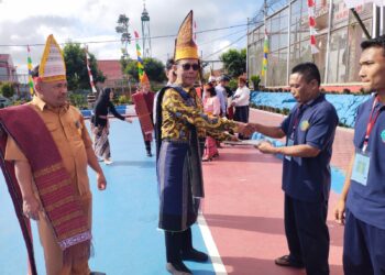 Kalapas Narkotika Kelas IIA Pematangsiantar Robinson Peranginangin Ketika Menyerahkan Surat Remisi Kepada Perwakilan Warga Binaan.