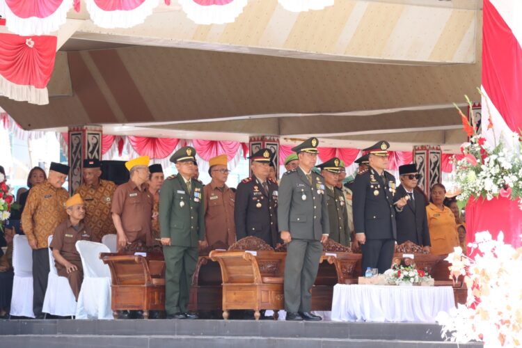 Kapolres Bersama Ketua Bhayangkari Cabang Siantar Ikuti Upacara Peringatan Hari Kemerdekaan RI Ke - 79.