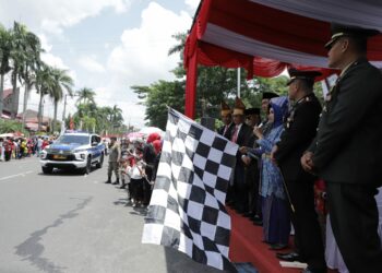 Wali Kota Pematangsiantar dr. Susanti Lepas Peserta Karnaval Gempita Kemerdekaan Dalam Rangka HUT Ke - 79 Kemerdekaan RI.