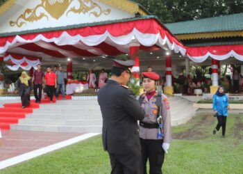 Ipda Made Intan Isaka Sri Maharani Dipercaya Menjadi Komandan Upacara Penurunan Bendera HUT RI Ke - 79 Kabupaten Langkat.