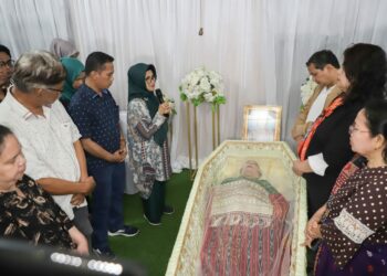 Wali Kota Pematangsiantar dr. Susanti Sampaikan Turut Berduka Cita Atas Meninggalnya Rolly Sitorus, ibu Kandung Kepala BPK RI Perwakilan Sumatera Utara (Sumut) Eydu Oktain Panjaitan SE MM Ak CA CSFA.