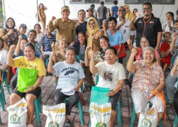 Wali Kota dr. Susanti Monitoring Sekaligus Serahkan Secara Simbolis Bantuan Pangan Cadangan Beras Pemerintah (CBP) Tahap III Tahun 2024.