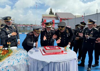 Kalapas IIA Pematangsiantar M Pithra Jaya Saragih, Kalapas Narkotika Kelas IIA Pematangsiantar Robinson Peranginangin & Kepala Kantor Imigrasi Kelas II Tempat Pemeriksaan Imigrasi ( TPI) Pematangsiantar Yusva Aditya Meniup Kue Ulang Tahun Dalam Rangka Hari Pengayoman Ke - 79 di Lapas Narkotika Kelas IIA Pematangsiantar.