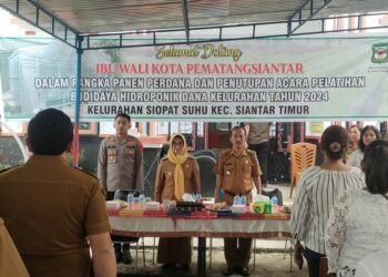 Kapolsek Siantar Timur Hadiri Panen Perdana & Penutupan Pelatihan Budidaya Hidroponik di Kelurahan Siopat Suhu.