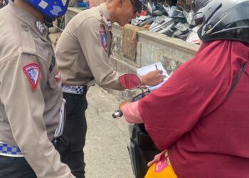 Sat Lantas Polres Pematangsiantar Lakukan Penindakan Parkir Sembarangan Sebelah Kanan Jalan Merdeka.