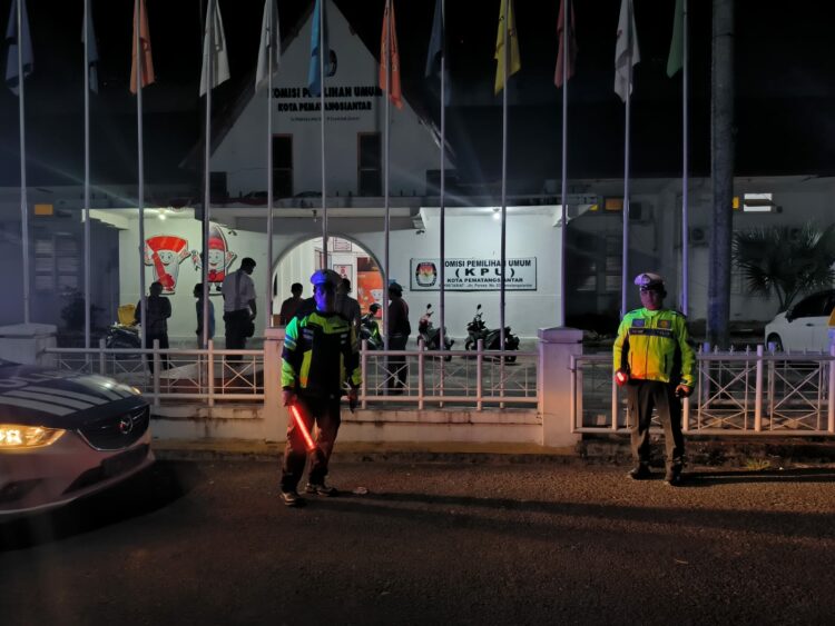 Jelang Pilkada 2024, Sat Lantas Polres Pematangsiantar Intensifkan BLP di Kantor KPU.