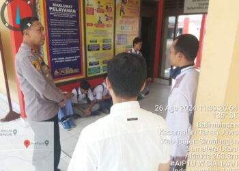 Kapolsek Tanah Jawa Beri Pembinaan kepada Siswa Yang Bolos Sekolah, Motor Dengan Knalpot Blong Diminta Diganti.