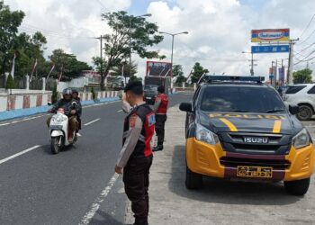 Sat Samapta Polres Simalungun Gelar Patroli Presisi di Kota Pamatangraya, Sampaikan Pesan Kamtibmas Kepada Warga.