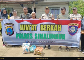 Polsek Tanah Jawa Gelar Jumat Berkah, Berikan Bantuan Sembako Kepada Warga di Huta I Totap Majawa.
