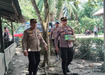 Jumat Berkah, Personil Polres Langkat Bagi Nasi Kotak.