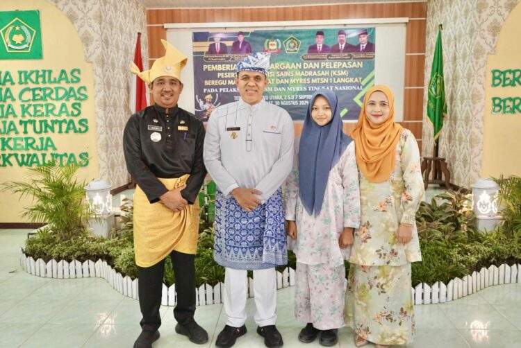 Pj. Bupati Langkat Faisal Hasrimy Beri Penghargaan Kepada Peserta KSM & MYRES : Prestasi Anak Muda Langkat Harumkan Nama Daerah.