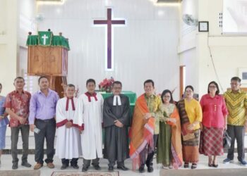 Lakukan Ibadah Minggu Di Gereja HKBP Perdagangan, Bupati Simalungun : "Kita Mau Kota Perdagangan ini Menjadi Kota Yang Bersih & Indah".