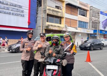 Hari Jadi ke 76, Polwan Polres Pematangsiantar Bagikan Bunga & Coklat Saat Gatur Lalin.