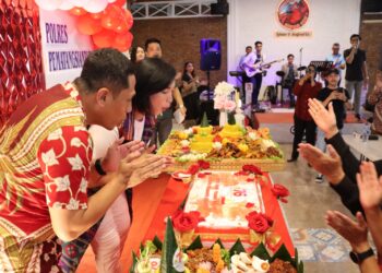 Syukuran Hari Jadi P Polwan Ke - 76 Tahun 2024, Kapolres Pematangsiantar Berikan Tumpeng Kepada Polwan Termuda & Tertua.
