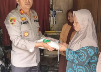 Polsek Perdagangan Gelar Kegiatan Jumat Barokah, Bagikan Sembako Untuk Warga Simalungun.