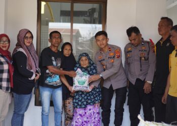 Rumahnya Terbakar, Kapolsek Siantar Berbagi.
