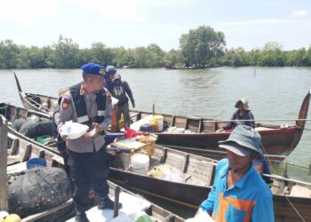 Giat Jumat Barokah, Sat Pol AIRUD RES LANGKAT Bagikan Nasi Kotak Kepada Masyarakat Pesisir.