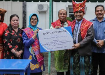 Wali Kota Pematangsiantar dr. Susanti Serahkan Bantuan Mobiler Untuk Anak - Anak & Remaja Sekolah Minggu Gereja Batak Karo Protestan (GBKP) Runggun.