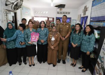 Wali Kota Pematangsiantar dr. Susanti Serahkan Fasilitas Aplikasi PKK & Buku Bacaan Serta Bahan Perlengkapan Perlombaan PKK Kepada Kelurahan Martoba Kecamatan Siantar Utara.