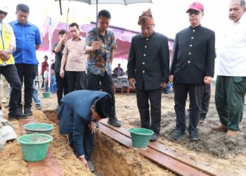 Bupati Simalungun Letakkan Batu Pertama Pembangunan Stadion Mini di Pamatang Raya.
