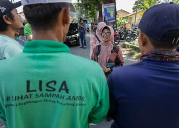 Wali Kota dr. Susanti Meluangkan Waktunya Untuk Menyapa Para Petugas Kebersihan di Beberapa Lokasi di Kota Pematangsiantar.