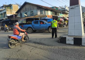 Polsek Saribudolok Gelar Penjagaan dan Pengaturan Lalu Lintas Pagi di Simpang 4 Saribudolok - Kabanjahe : Arus Lalu Lintas Aman & Lancar.