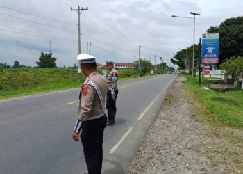 Satlantas Polres Simalungun Amankan Arus Lalu Lintas di Jalur Wisata Parapat Selama Libur Weekend.