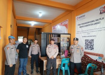 Subsatgas Propam Polres Langkat OMP Toba 2024 Lakukan Pengawasan Personil di Kantor Penyelenggara Pilkada.