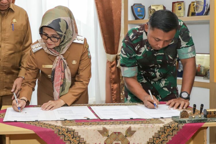 Wali Kota Pematangsiantar dr Susanti Dewayani SpA & Komandan Kodim (Dandim) 0207/Simalungun Letkol Slamet Faojan MHan Tandatangani MoU  Nota Kesepakatan pelaksanaan TNI Manunggal Membangun Desa (TMMD) Ke - 122 Tahun 2024.