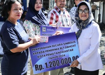 Wali Kota dr. Susanti Serahkan DBH-CHT Kepada 608 KPM di Kantor Dinas Sosial Pemberdayaan Perempuan dan Perlindungan Anak (Dinsos P3A) Kota Pematangsiantar.