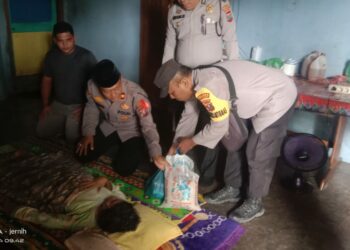 Polsek Tanah Jawa Gelar Jumat Berkah : Kapolsek Asmon Bufitra & Jajaran Bagikan Sembako di Nagori Raja Maligas.