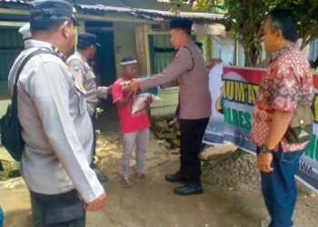 Polsek Tanah Jawa Laksanakan Jumat Berkah, Wujud Nyata Kepedulian Polri Terhadap Masyarakat Nagori Mariah Jambi.