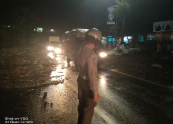 Sinergi Polri, TNI & Masyarakat Bersihkan Longsor di Jalan Siantar - Parapat : Akses Jalan Kembali Normal.