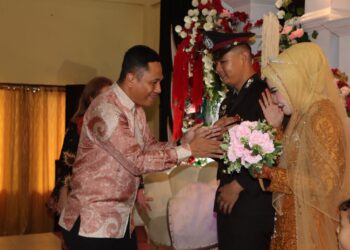 Penuh Rasa Kekeluargaan, Kapolres Pematangsiantar Hadiri Undangan Pernikahan Anggotanya.