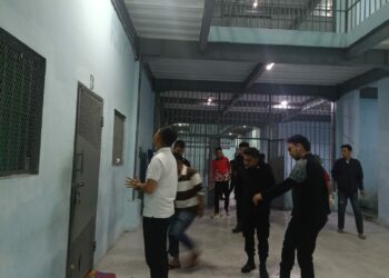 Petugas Lapas Narkotika Kelas IIA Pematangsiantar Laksanakan Razia di Blok Rehabilitasi.