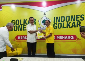 Ir. Daud Simanjuntak,MM, Menerima Surat Ketetapan Penunjukan Dari DPP Partai Golkar Yang Diberikan Ketua DPD Partai Golkar Sumut.