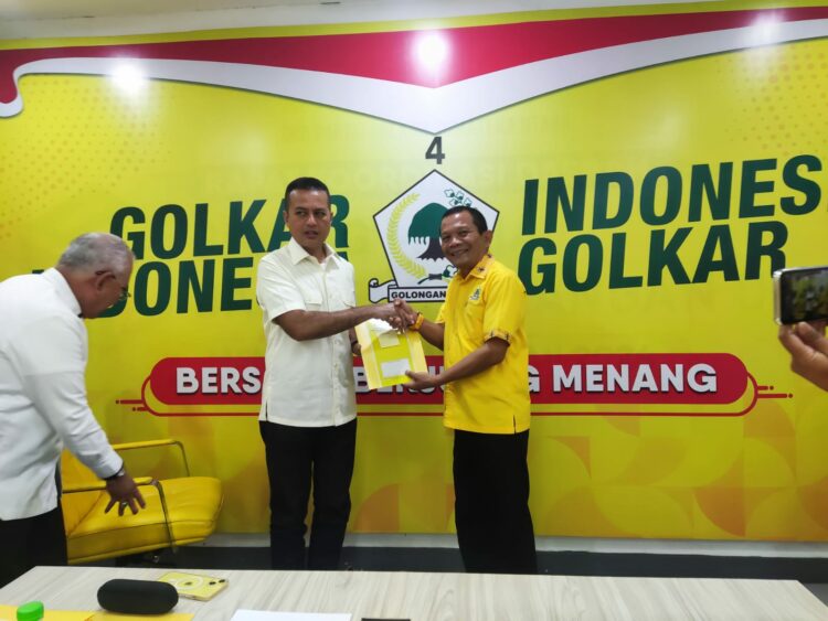 Ir. Daud Simanjuntak,MM, Menerima Surat Ketetapan Penunjukan Dari DPP Partai Golkar Yang Diberikan Ketua DPD Partai Golkar Sumut.
