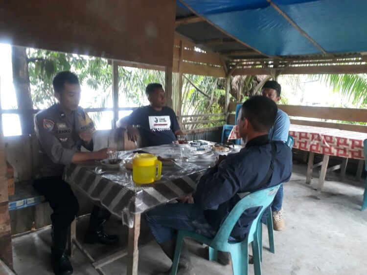 Bhabinkamtibmas Polsek Pangkalan Susu Sampaikan Himbauan Kamtibmas Jelang Pemilu Damai 2024.