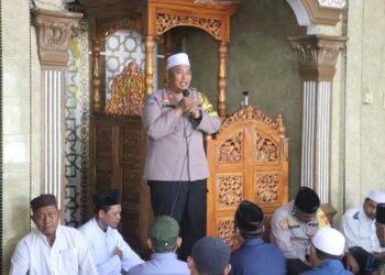 Polres Langkat Gelar Safari Jum'at & Jum'at Curhat, Kapolres AKBP David Triyo Prasojo Berikan Bantuan Tali Asih di Masjid Jamik Al Iklas.
