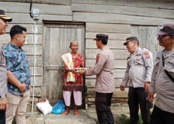 Kapolsek Tanah Jawa Gelar Minggu Kasih, Bagikan Sembako & Jalin Silaturahmi dengan Warga di Nagori Baliju.