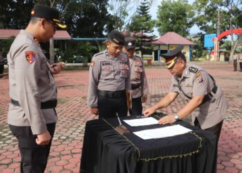 Upacara Sertijab Kabag Ren & Pelepasan Purna Tugas Personil Polres Langkat Berlangsung Khidmat.