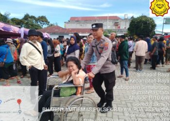 Bhabinkamtibmas Polsek Raya Bantu Lansia di Bakti Sosial Polda Sumut, Wujud Nyata Program Cooling System Menjelang Pilkada Damai 2024.
