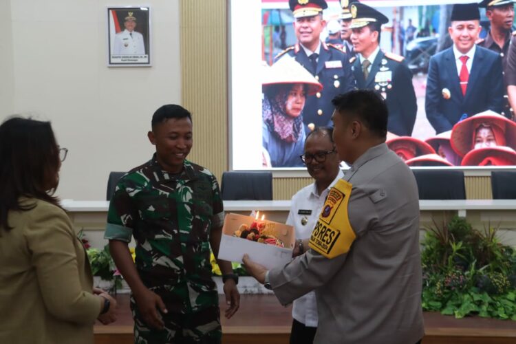 Kapolres Simalungun Berikan Kejutan Ulang Tahun untuk Dandim 0207, Simbol Sinergitas TNI - Polri dalam Menjaga Kedamaian Pilkada 2024.